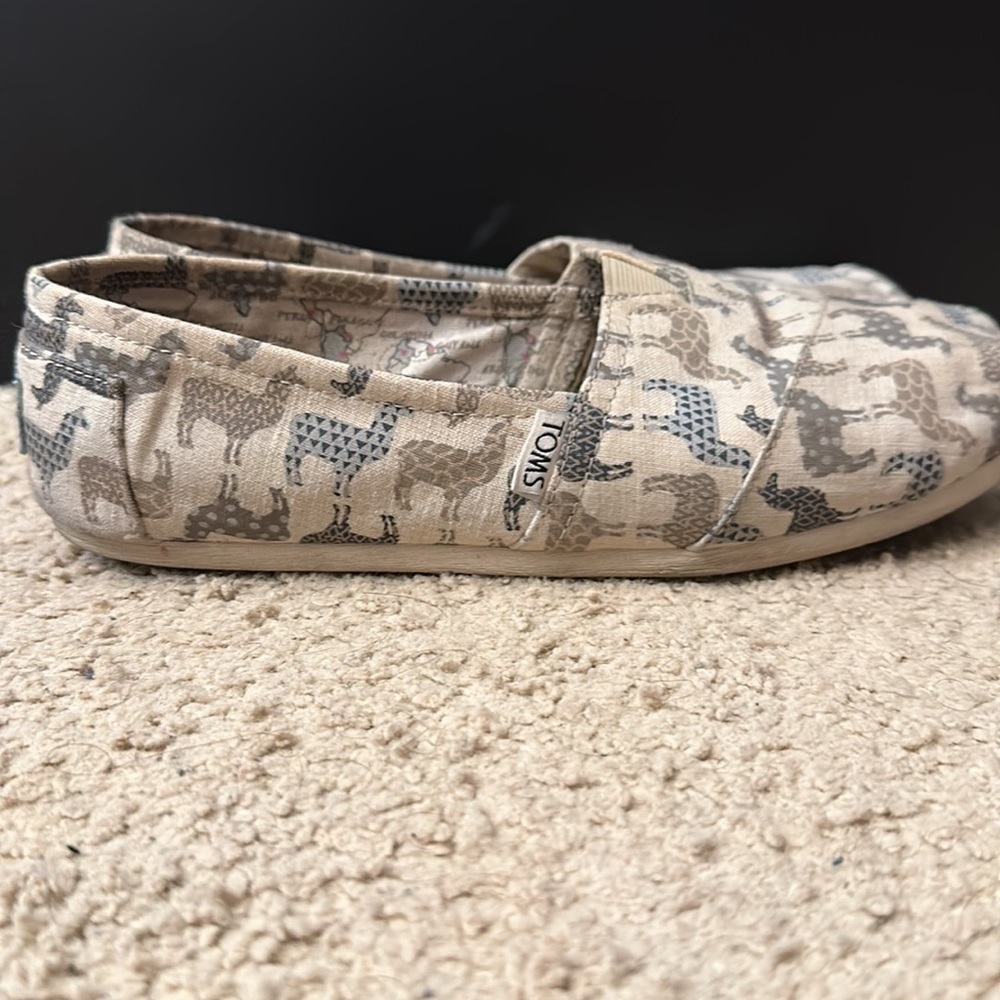 Toms Women’s Classic Slip-On with Alpaca/Llama Print - Size 8.5 - Cream - Picture 5 of 6